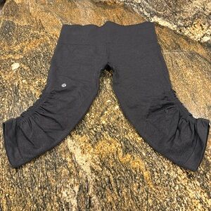 Women's size 4 Lulu Lemon Flo N Go cropped legging. Charcoal Gray.